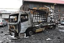 Ohořelý nákladní automobil v Kladně po explozi baterií.