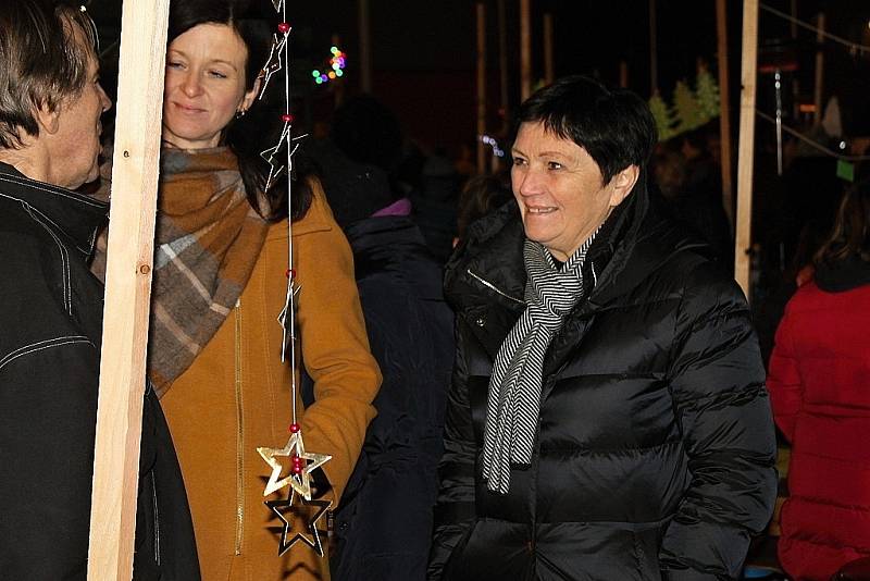 Kladensko zpívalo koledy s Deníkem také před 3. Základní školou ve Slaném. Dorazilo opět několik stovek lidí.