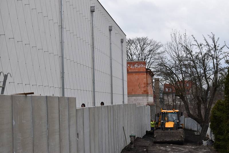 Centrální depozitář Středočeské vědecké knihovny v Kladně je těsně před dokončením.