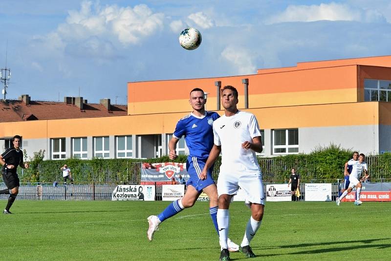 Fotbalová divize: Slaný (v modrém) prohrálo doma v úvodním zápase s Chomutovem 0:1.