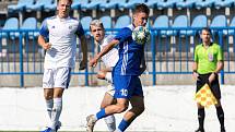 Fotbalisté SK Kladno (v bílém) hostili v přípravě Slovan Velvary. Hosté vyhráli 4:2.  Pihrt pracuje s míčem, bojují s ním Pospíšil a Tóth