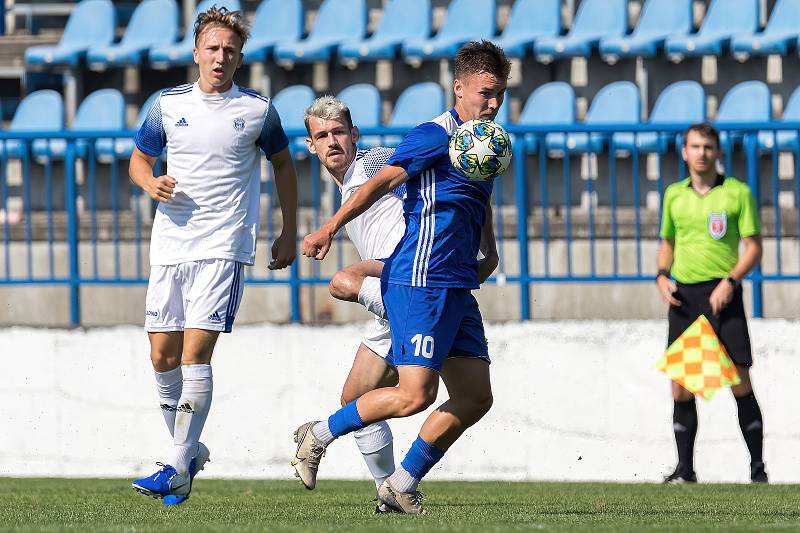 Fotbalisté SK Kladno (v bílém) hostili v přípravě Slovan Velvary. Hosté vyhráli 4:2.  Pihrt pracuje s míčem, bojují s ním Pospíšil a Tóth