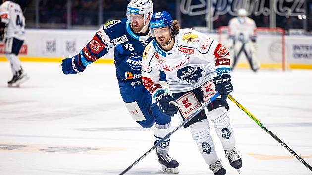 Hokejová extraliga: Brno (v modrém) zvládlo duel v Kladně. Adam Brodecki.