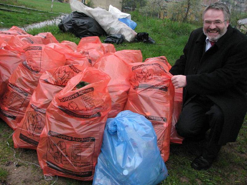 Kladeňáci se pokusili vstoupit do knihy rekordů. Do jediného plastového kontejneru se žákům základních škol podařilo sešlapat 1020 polyetylenových lahví. 