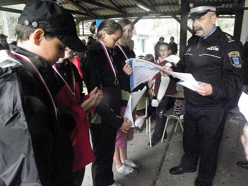 Jubilejního desátého ročníku soutěže O pohár ředitele Městské policie Kladno se zúčastnili zástupci 13 kladenských škol.