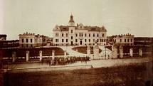 Novostavba nemocnice na snímku asi z roku 1905.