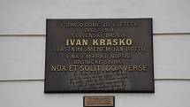 10. zastavení – Pražská ulice č.p. 617. V tomto domě žil básník Ivan Krasko.