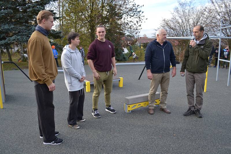 Ze slavnostního otevření parkourového a workoutového hřiště.