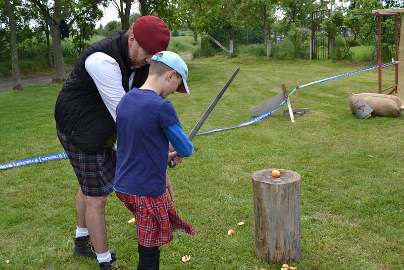 Vašírovští se oblékli do skotských kiltů a užili si zábavné odpoledne.