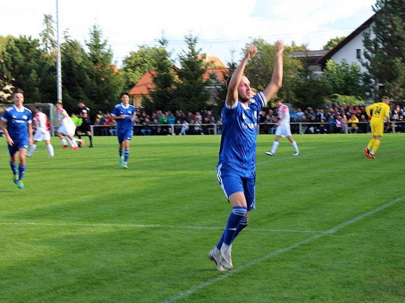 Fotbalová bomba tikala ve Velvarech, domácí ji ale neodpálili úplně a Slavia zápas o postup do osmifinále MOL Cupu zachránila. Vyhrála 4:2. Tomáš Tenkl proměnil penaltu na 2:0.