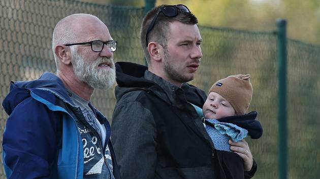 Sokol Hostouň B - SK Velké Přítočno 11:2 (6:1). Josef Krejsa s miminem se byl o víkendu podívat na béčko Hostouně a svého bráchu v sestavě. Teď ho čeká první liga ve Zlíně. 