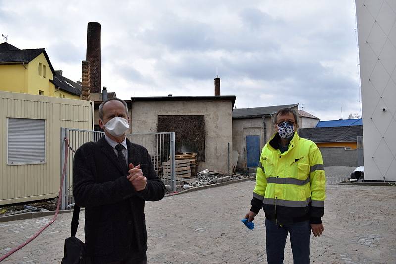 Centrální depozitář Středočeské vědecké knihovny v Kladně je těsně před dokončením.