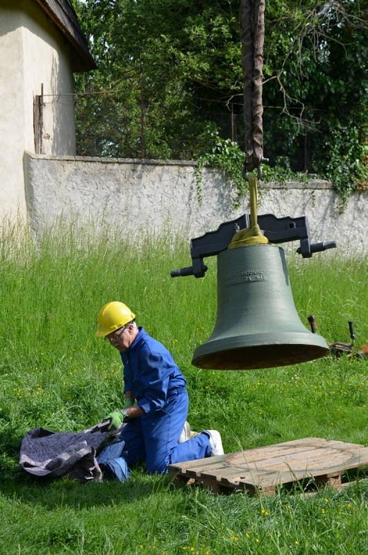 Do libušínské gotické zvonice se po třiceti letech vrátil zvon, poprvé se rozezní na Noc kostelů.