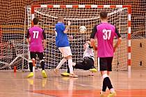 Futsalisté FC Brandýsek (v modrém) podlehli doma po boji FC NY Tiradores Ústí n/L 3:4 a v divizi jsou předposlední. Hosté jsou čtvrtí.
