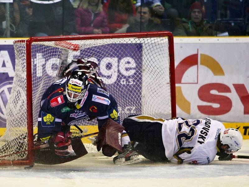 Jan Rudovský po faulu zaplul do klece Marka Schwarze a ještě ho podrazil. 