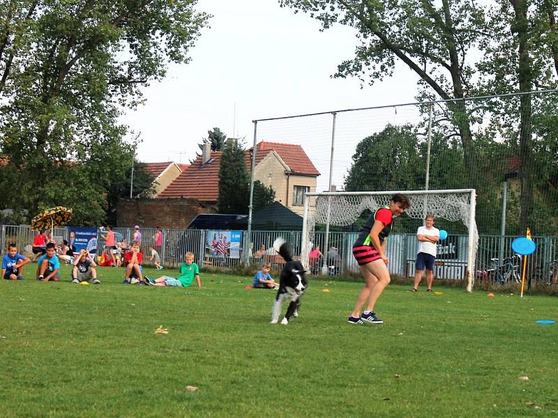 Den sportu a zábavy na fotbalovém hřišti v Unhošti.