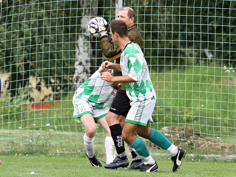 V Lidicích proběhl turnaj k 70. výročí lidické tragédie. // Lidice si finále nezahrají. Zápas sice skončil 2:2, tým z Nebušic ale proměnil o penaltu více.