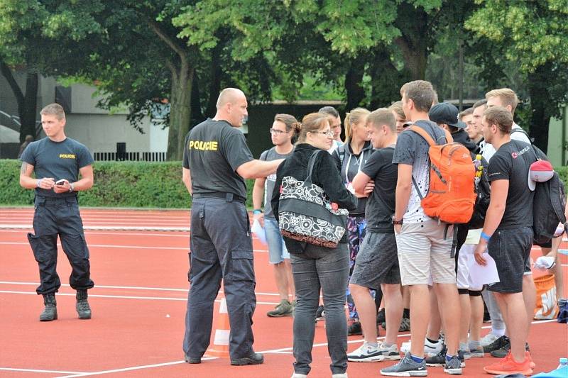 Přes bariéry s policií.