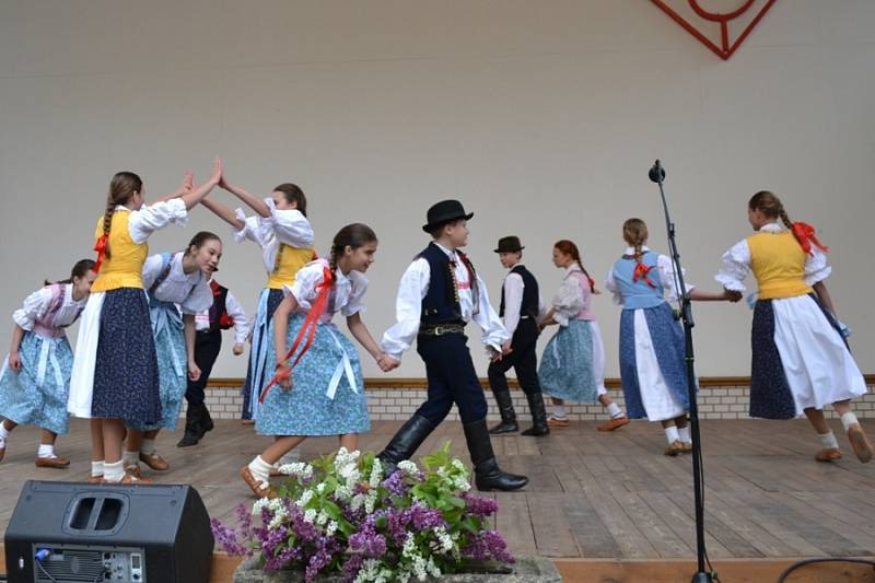 Nedělní program folklorního festivalu v místním amfiteátru.