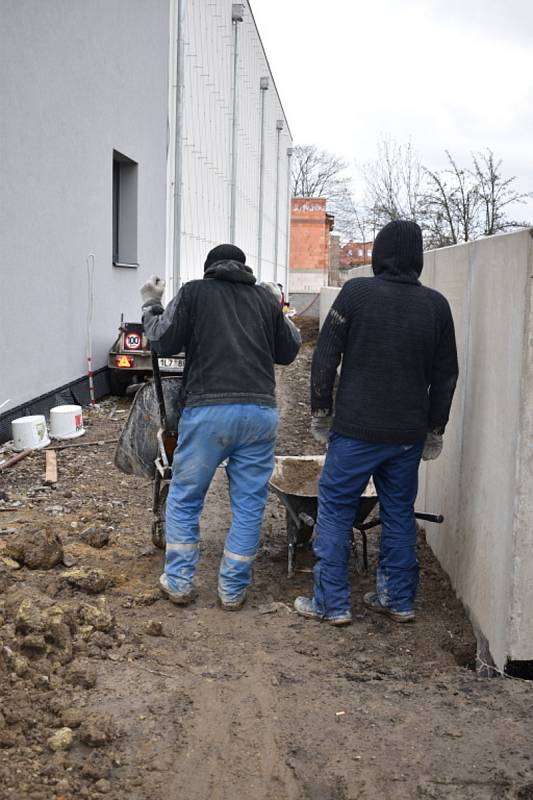 Centrální depozitář Středočeské vědecké knihovny v Kladně je těsně před dokončením.