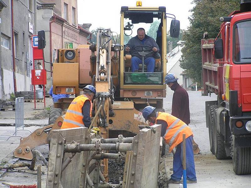 Stavba kanalizace ve Švermově.