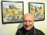 VERNISÁŽ OBRAZŮ Břetislava Kostky (na snímku), se uskutečnila v kavárně Ateliér. Protože Slávek je i muzikant z kapely Bída s nouzí, zahrát mu přišlo mnoho kamarádů-muzikantů.