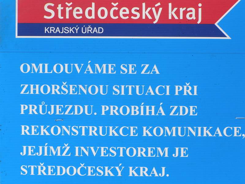 Upozornění na stavbu. Bilboard umístněný u silnice.