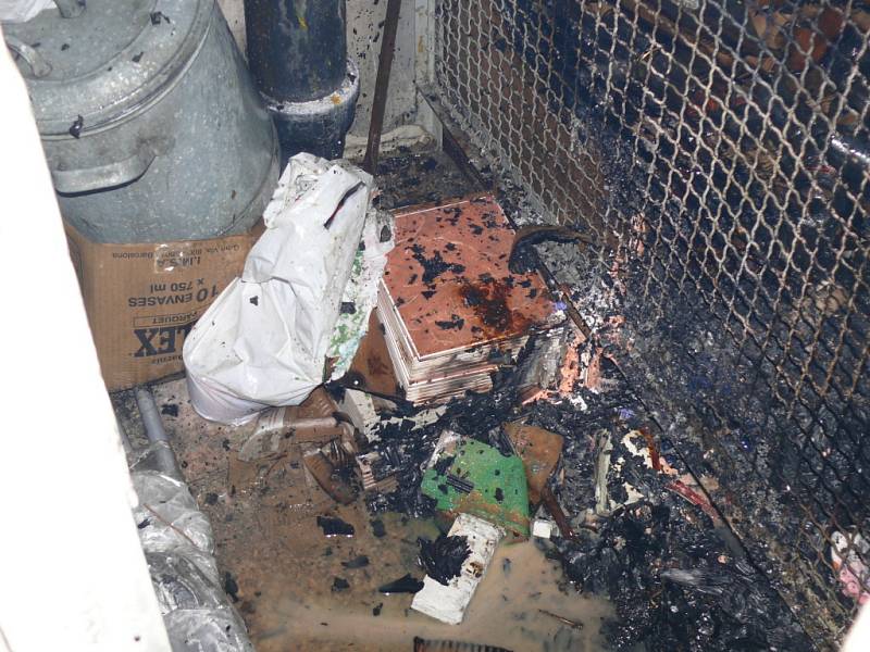 Ve sklepě jednoho z kročehlavských paneláků hořel odpad. Hasiči evakuovali šestnáct lidí.
