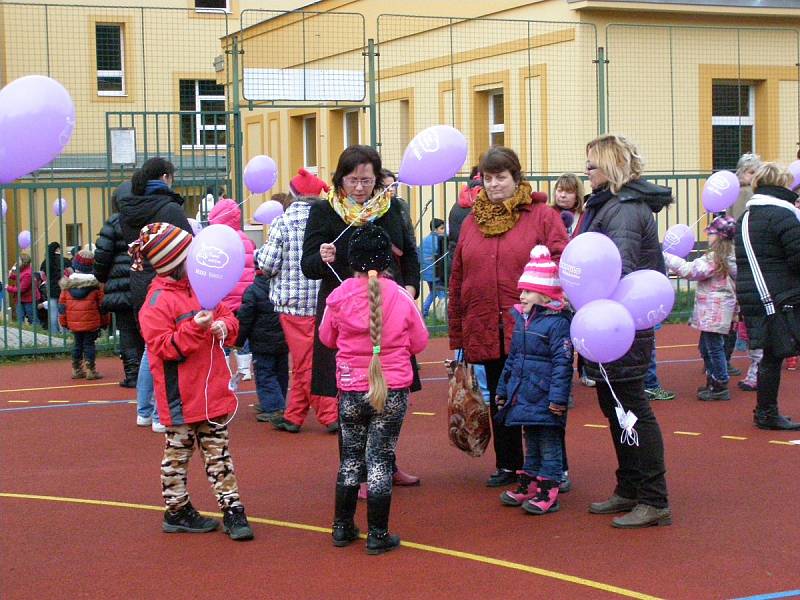 Pokusu o překonání českého rekordu se zúčastnilo přes deset obcí regionu. Balonky pouštěli také v Libušíně. 