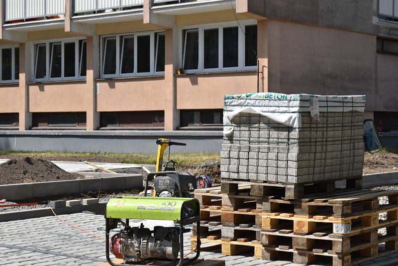 V kročehlavském sídlišti jedou naplno zemní stroje, dělníci budují nová parkovací místa. Přibude zeleň i lavičky.