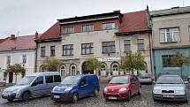 Někdejší hotel Záložna ve Velvarech na náměstí, jehož historie sahá do 30. let minulého století, se dočká záchrany.