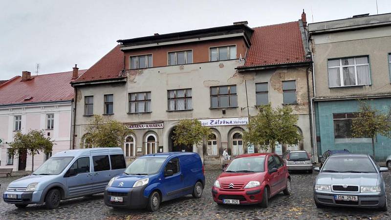 Někdejší hotel Záložna ve Velvarech na náměstí, jehož historie sahá do 30. let minulého století, se dočká záchrany.