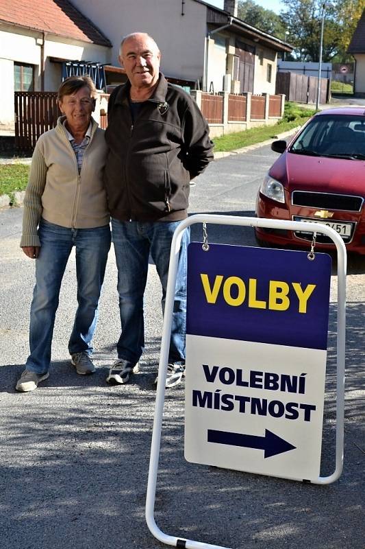 Voliče v Tuchlovicích a v Kačici zvěčnila tradičně fotografka Kladenského deníku Jana Jirásková. Nechybí ani letošní prvovolič z Kačice, student Karel Kučera.