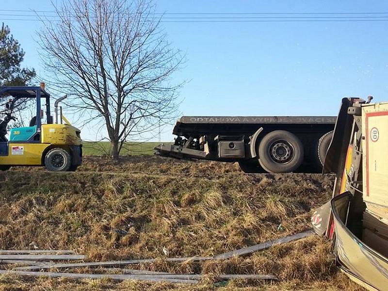 Nejprve bylo nutné přívěs vyložit a poté vytáhnout.