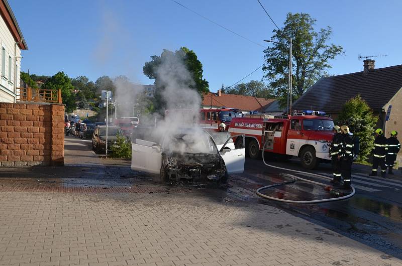 V obci Brandýsek na Kladensku hořel osobní automobil