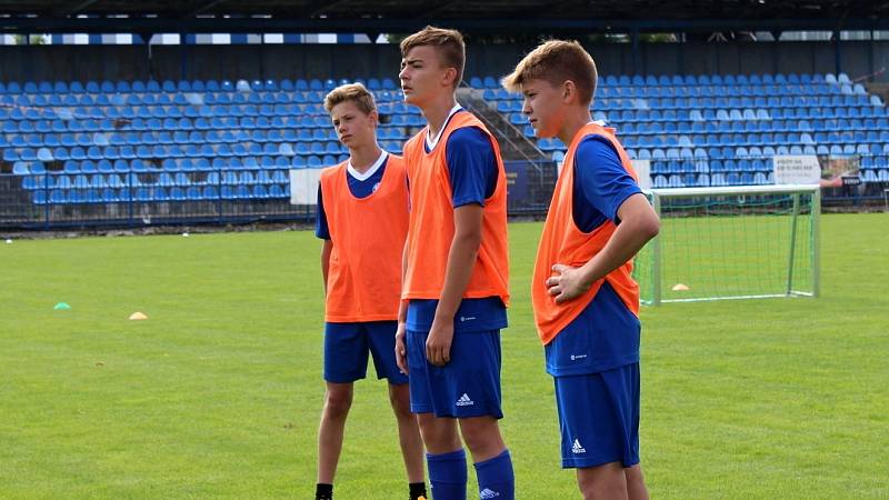 Trenér reprezentace Jaroslav Šilhavý a jednadvacítky Jan Suchopárek navštívili letní přípravný kemp mládeže SK Kladno.