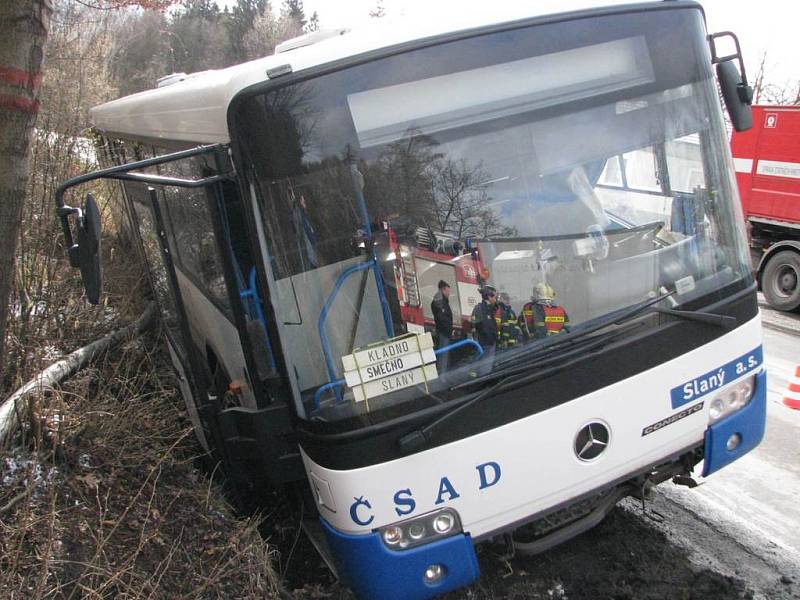 V autobusu bylo uvězněno osm cestujících. Nehoda se naštěstí obešla bez zranění.