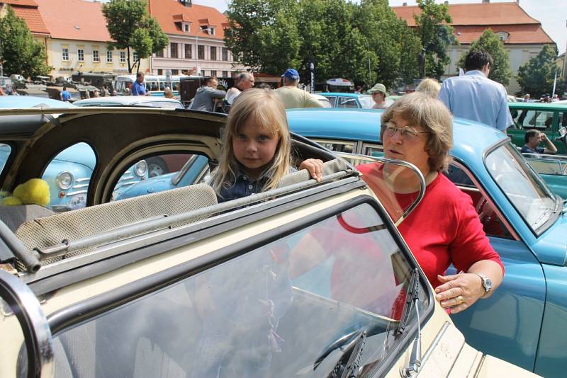 Legendární jízda historických vozidel přilákala opět po roce do Slaného desítky účastníků. První okruh se jel už před pětašedesáti lety.