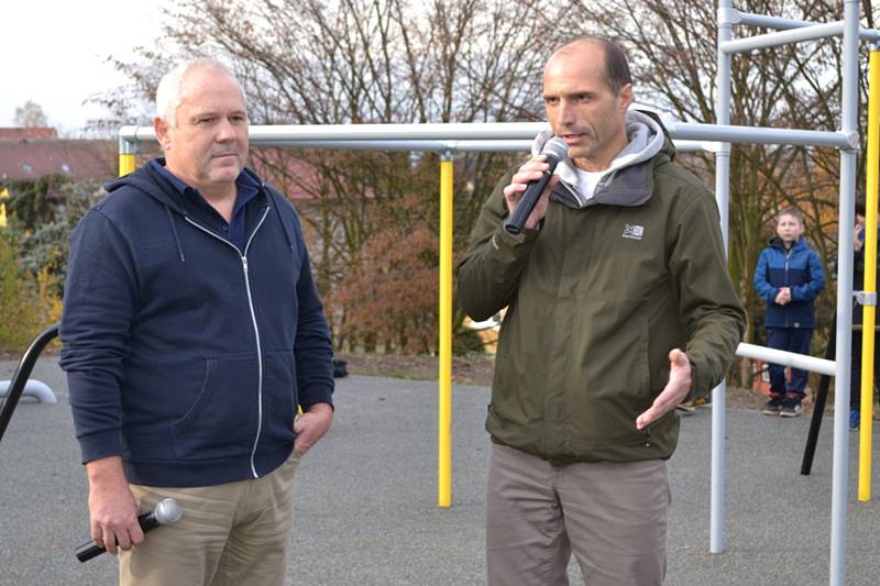 Ze slavnostního otevření parkourového a workoutového hřiště.