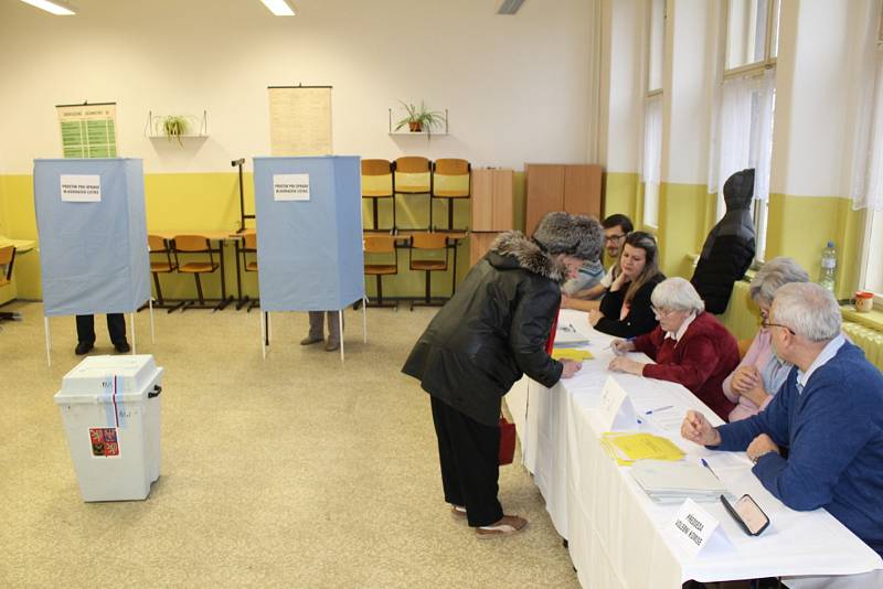 Tradičně se ve volební místnosti proměnily také třídy kladenské průmyslové školy Jana Palacha.