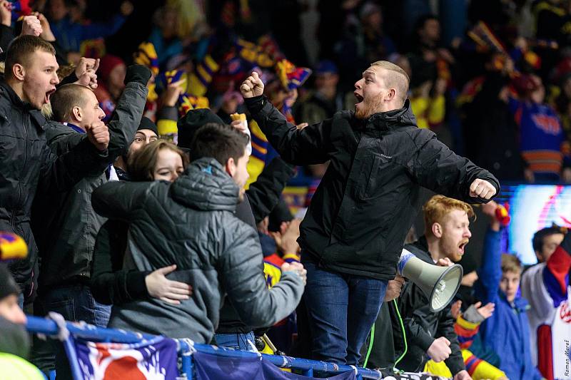 České Budějovice porazily ve čtvrtém zápase série Kladno (v modrém) a snížily stav na 1:3.