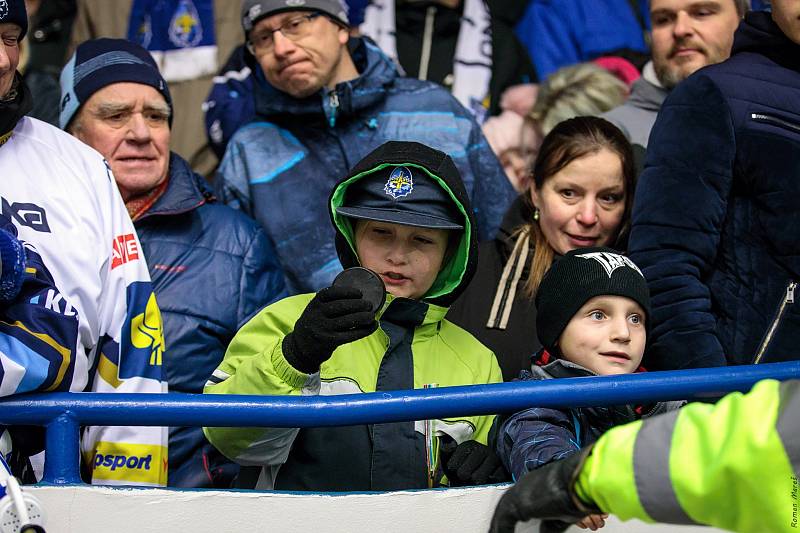 České Budějovice porazily Kladno (v modrém) na jeho ledě a snížily stav série na 1:3.