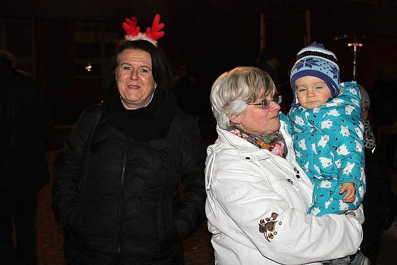 Kladensko zpívalo koledy s Deníkem také před 3. Základní školou ve Slaném. Dorazilo opět několik stovek lidí.