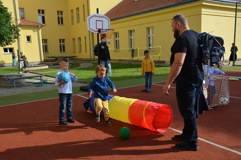 Velvarské školáky přivítala také pilná včelka, děti si užily soutěže i dílničky.