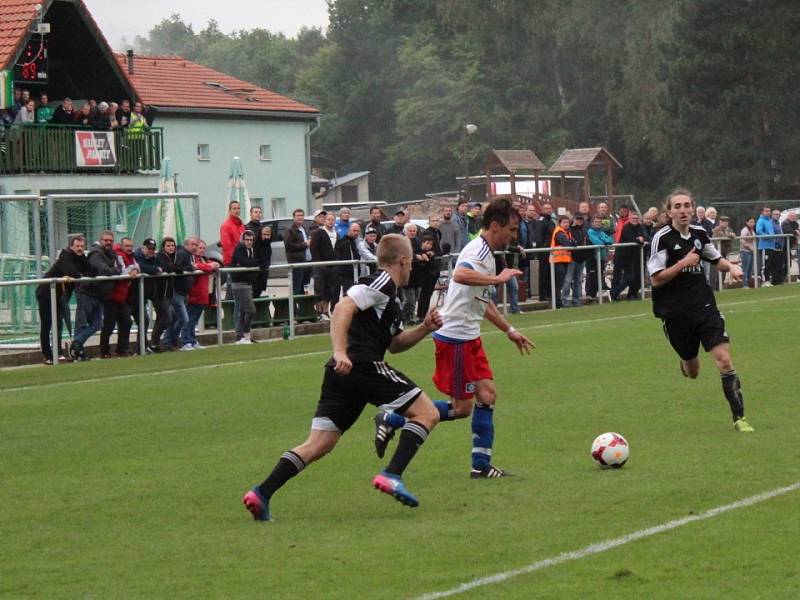 Lhota (v bílém) doma nestačila na Libiš (1:2). Průnik Kudely těsně před koncem