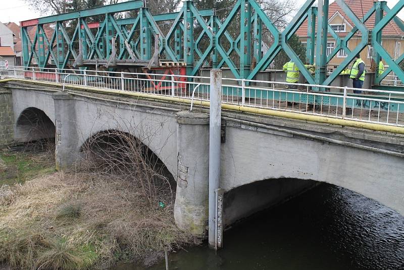 Zahájení opravy mostu přes Bakovský potok ve Velvarech, počátek února 2018