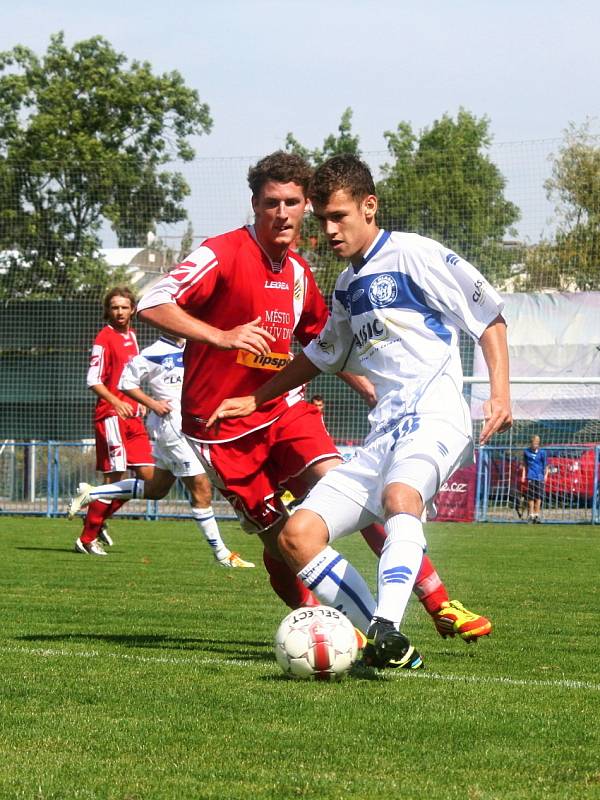 SK Kladno (v bílém doma přehrálo Králův Dvůr 3:1. 