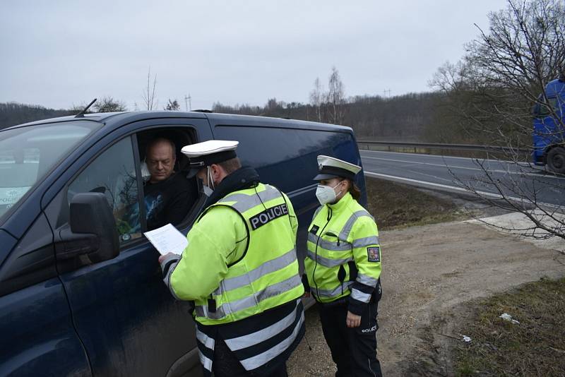 Policisté obestavěli hranice Kladenska, lidé nařízení vesměs dodržují.
