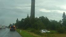 Nehoda fordu u vyvzdušňovací vodárenské věže u sjezdu na Lidice na R7