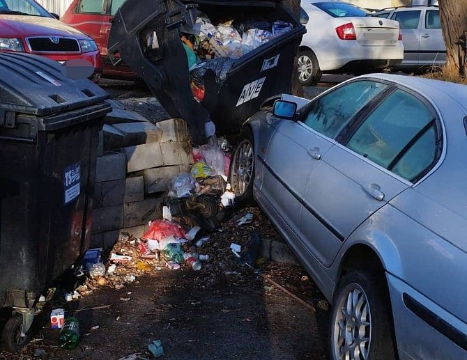 Řidič ve Slaném nezvládl nad ránem řízení, smetl fabii i odpadky.